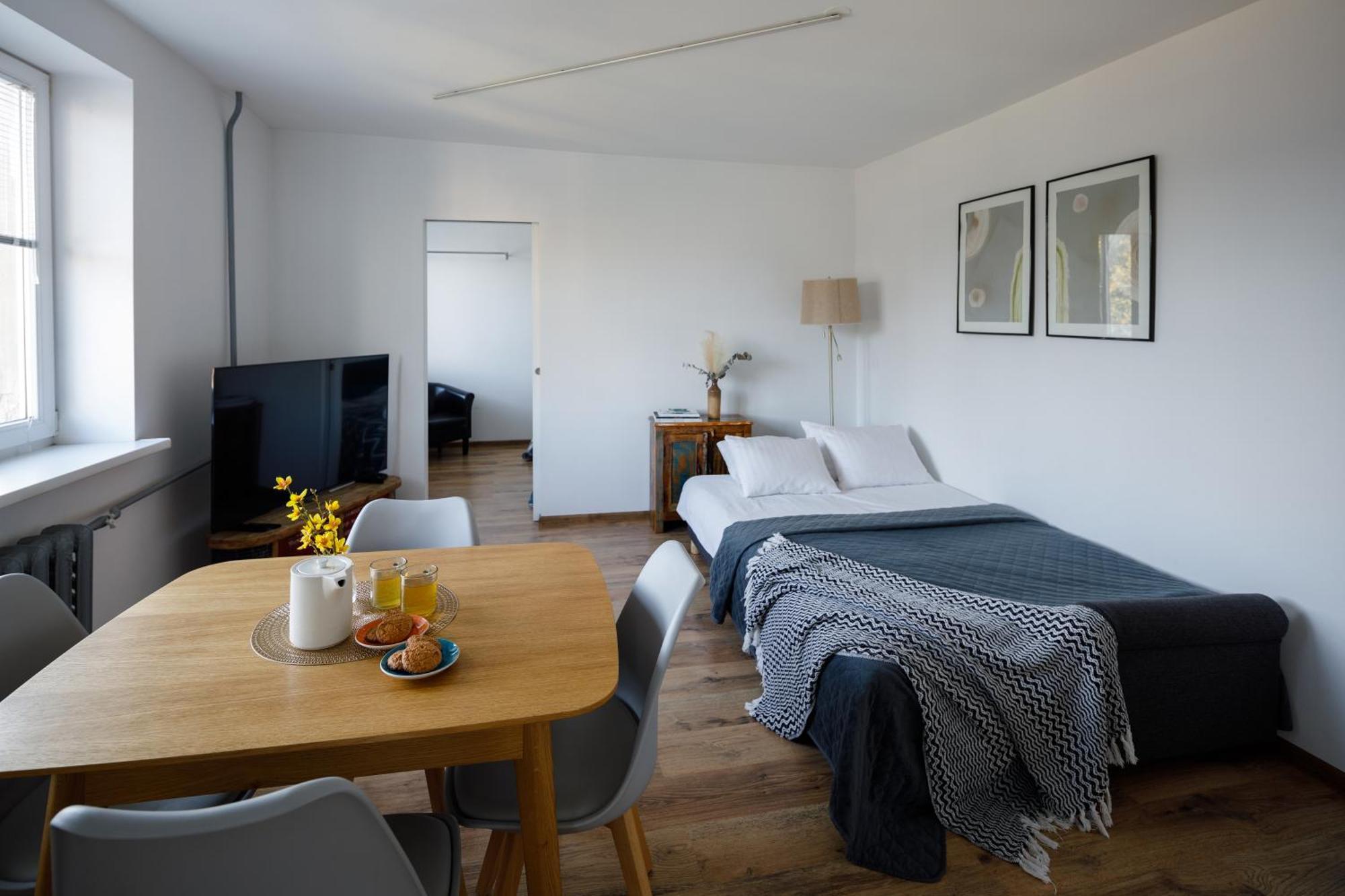 Brivibas Yard Apartment With Parking In City Center 리가 외부 사진